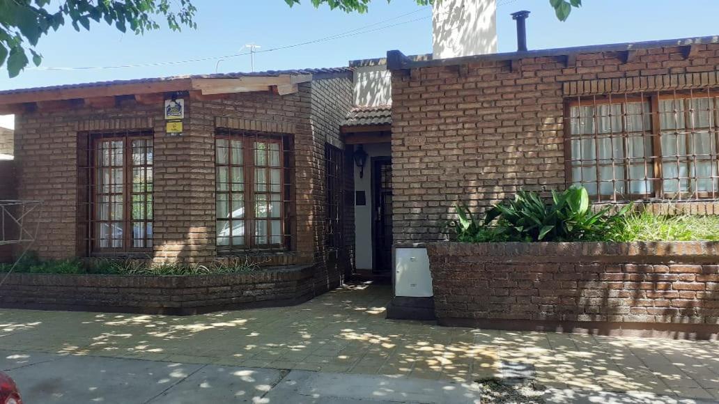 Casa Confortable - Parque Central - Estacionamiento, Patio, 3 Banos, 5 Habitaciones - La Cieneguita Bagian luar foto