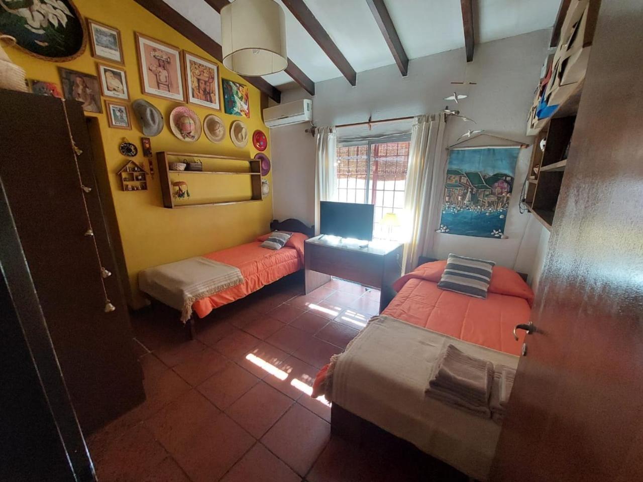 Casa Confortable - Parque Central - Estacionamiento, Patio, 3 Banos, 5 Habitaciones - La Cieneguita Bagian luar foto
